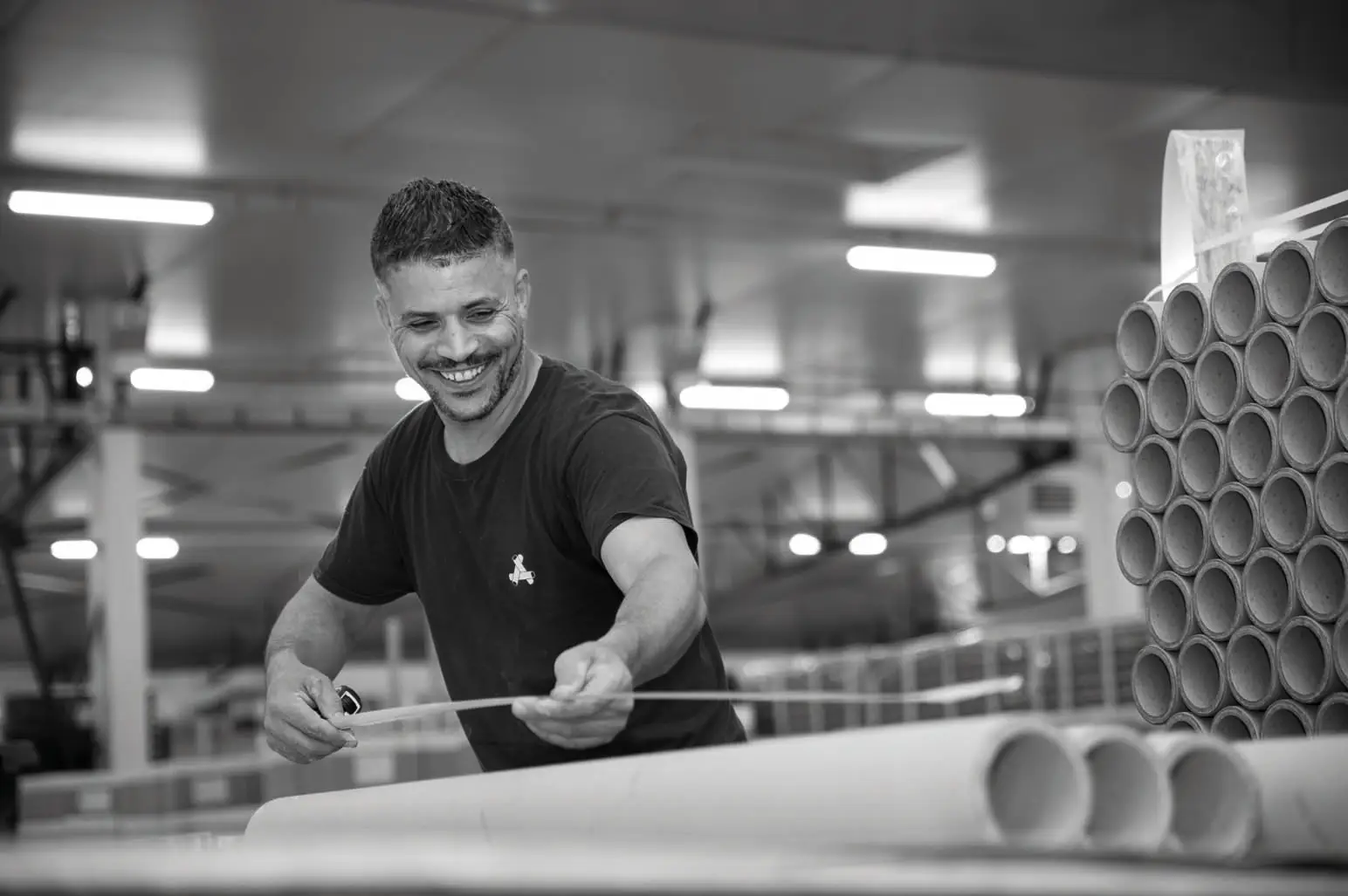 Spiraleur ALLPACK mesurant un tube carton sur la table de réception de sa machine