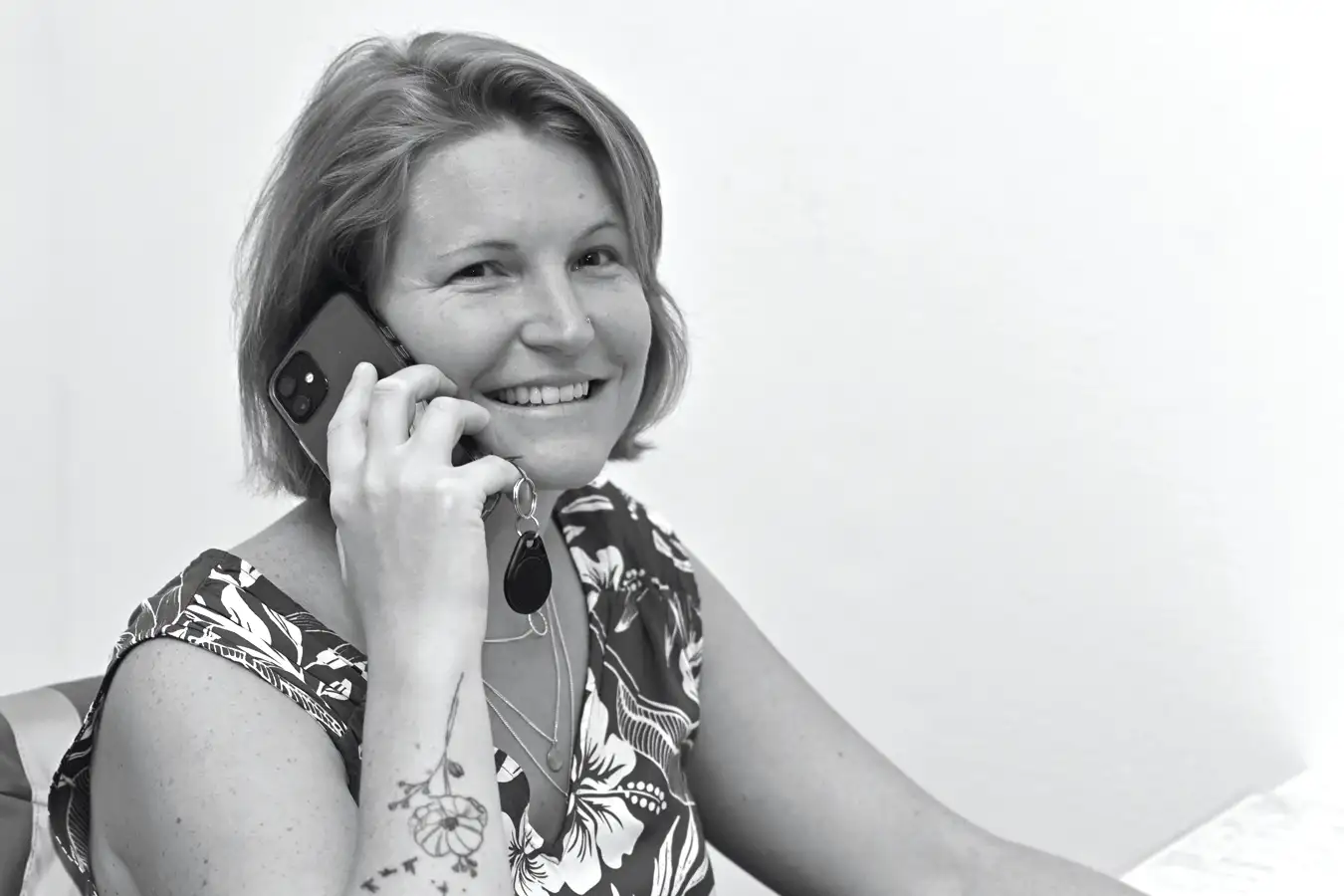 Collaborateur ALLPACK réglant sa spiraleuse, les mains posées sur une galette de carton, en atelier